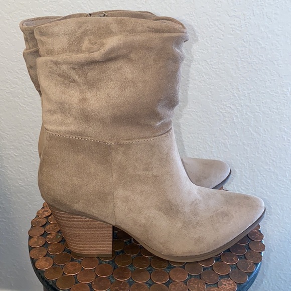 Nwt🔥🔥 heeled boots || universal thread - Picture 2 of 3